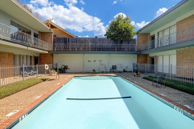 Building Photo - 3703 Roseland St Unit 8