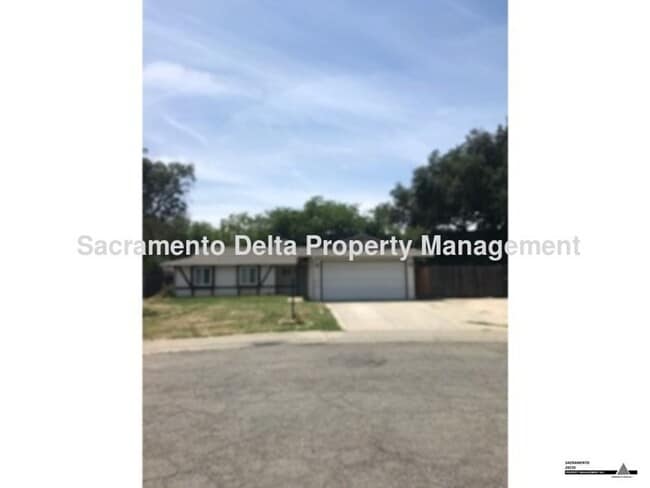Building Photo - Updated 4 bedroom, 2 bath home with large ...