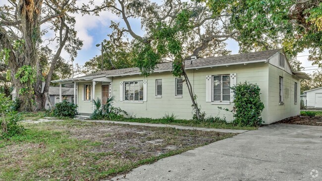 Building Photo - Spacious 3/2 Home in St. Petersburg, Avail...