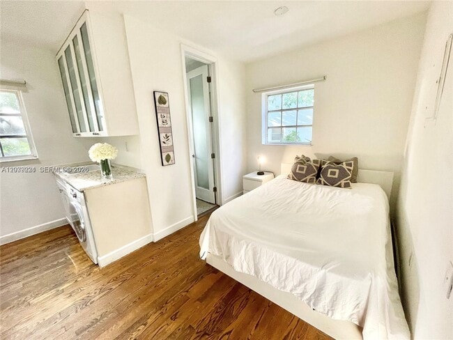 Building Photo - 439 15th St Unit 18
