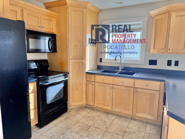 Photo - 3 bed 2.5 bath 2 car garage house - pets negotiable