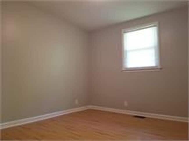 Building Photo - 2 bd 1 ba duplex in a Great Location Rental