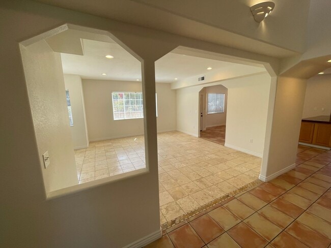 Photo - 4527 Hollister Ave