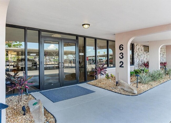 Building Photo - 632 Edgewater Dr Unit 736