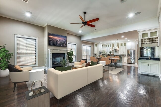 Photo - 621 W Eighth St