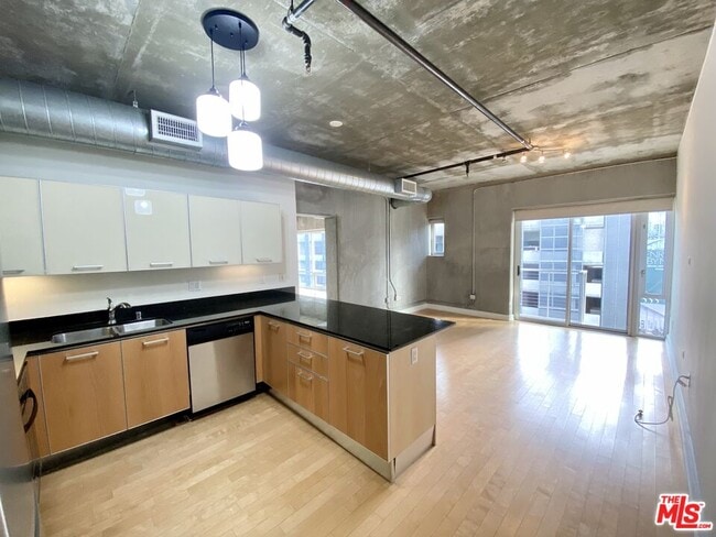 Photo - 645 W 9th St Unit 620