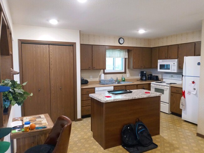 Kitchen - 3303 Woodside Ter Unit 2