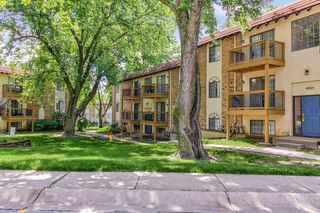 Photo - El Chaparral Apartments