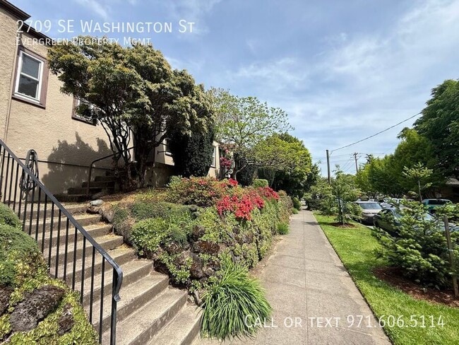 Photo - 2709 SE Washington St