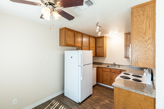 2BR, 1BA - Kitchen - Peachwood