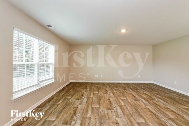Photo - 487 Lochalsh Dr