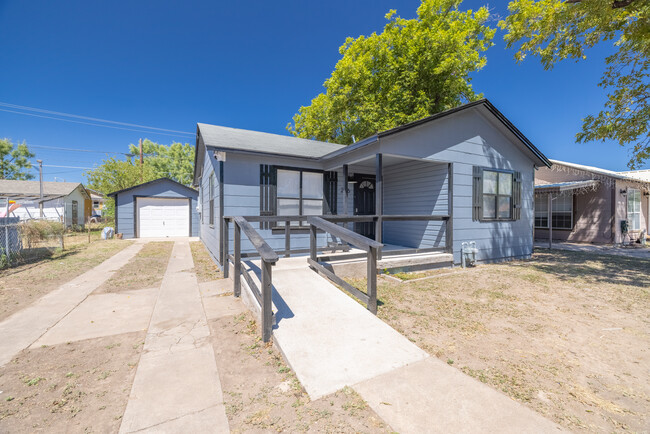 frontal exterior principal - 206 E 12th St Casa