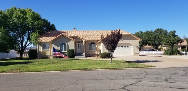 Building Photo - 304 W Mariposa Dr