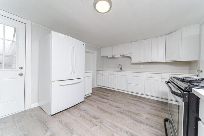 Building Photo - 824 2nd St