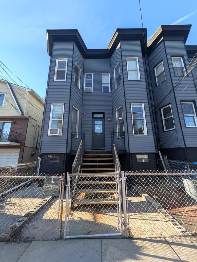 Building Photo - 265 Webster Ave Unit 1R