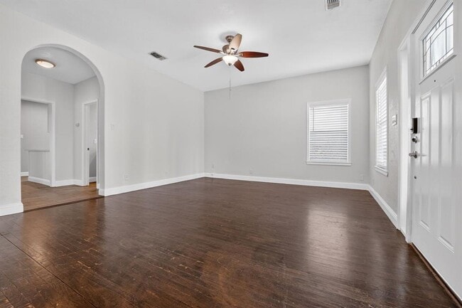 Photo - 806 E 3rd St