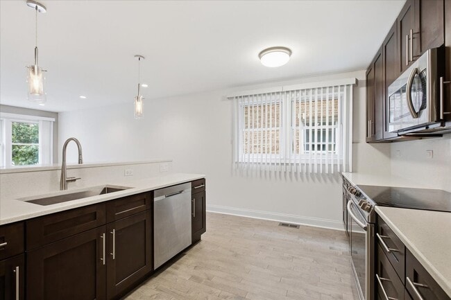 Photo - 2553 W Summerdale Ave
