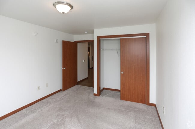 1BR, 1BA, Den - 917SF