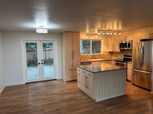 Photo - 505 74th St SW