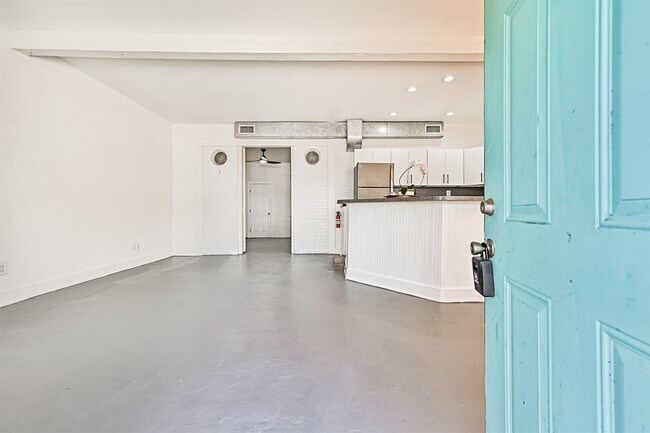 Building Photo - 2201 48th St Unit 3 Rental