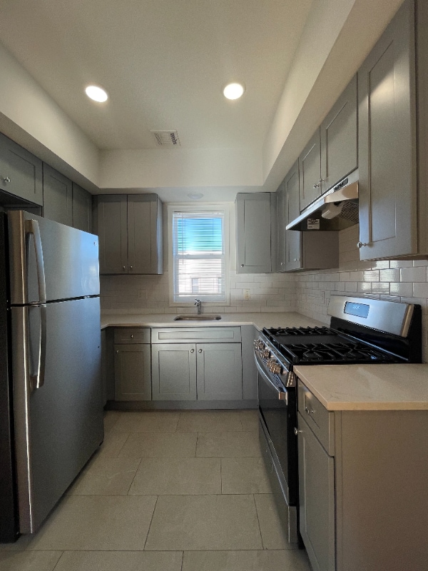 Building Photo - 558-562-562 Court St