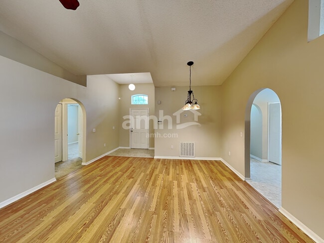 Photo - 7242 Oxfordshire Ave