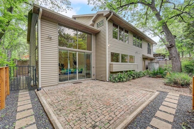 805 Leonard St