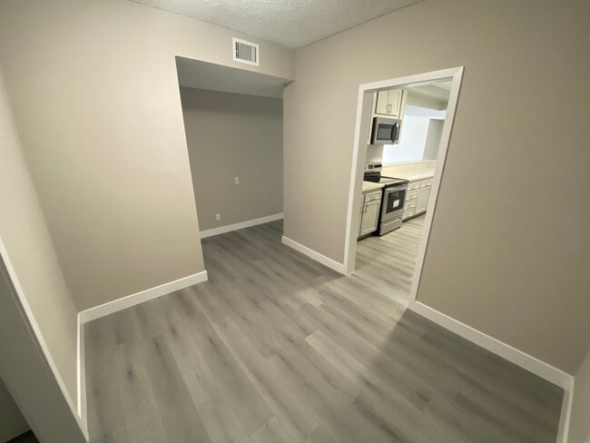 11858 Goshen Ave Apartamento 207 pasillo - The Brentwood Collection