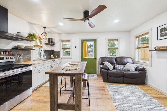 Photo - 309 W Farewell St