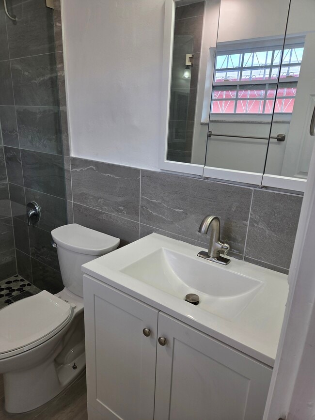 Photo - 448 E 40th St