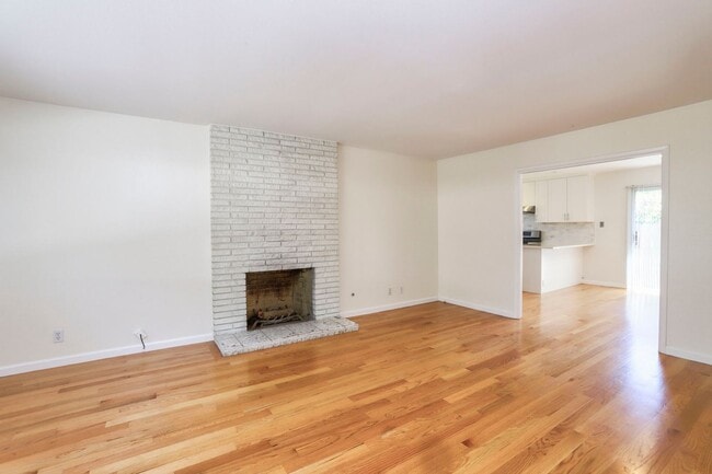 Building Photo - 264 W Oakwood Blvd Unit C