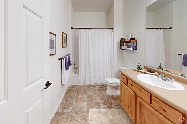 2BR, 2BA - 920SF - Bathroom 1
