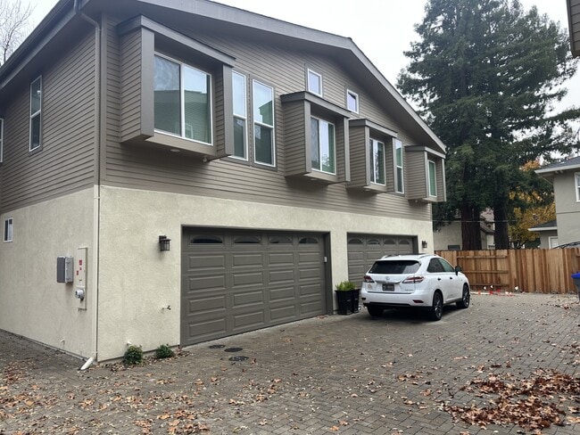 Building Photo - University View Townhomes