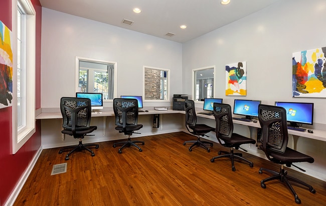 Business Center with Mac/PCs and Wireless Printing