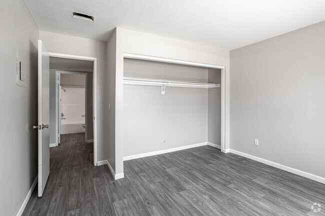 2BR, 2BA - 870 SF
