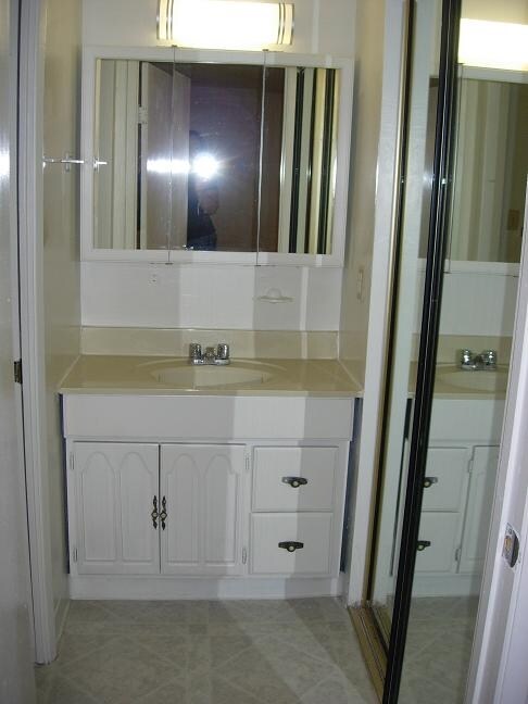 Tocador - The Glenwood Apartments