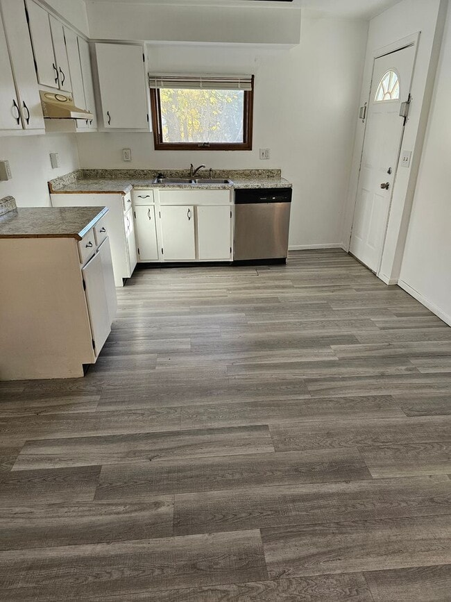 Photo - Cute 3 Bedroom Home For Rent on E 219th!