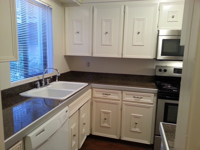 Building Photo - 1461 Rainier Court Unit 1