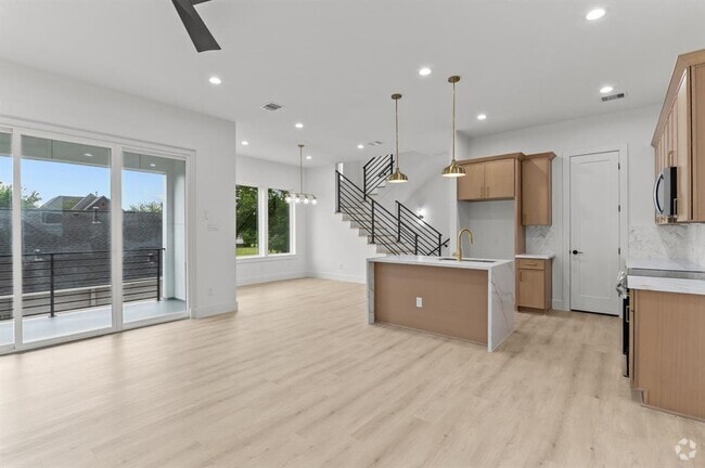 Building Photo - 3110 Live Oak St Rental
