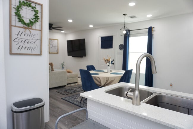 Photo - 8724 Peachtree St