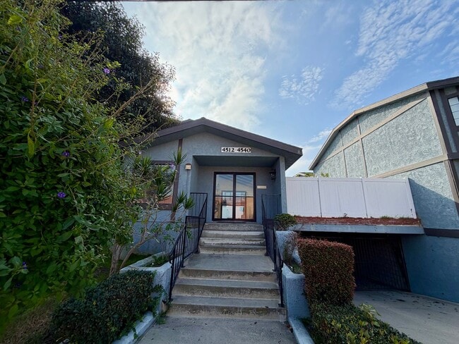 Photo - 2 Bed / 2.5 Bath Tri-Level Townhome – Gated Community in North Redondo Beach (Torrance PO)