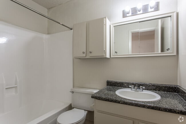 2 BR, 2 BA - 894 SF