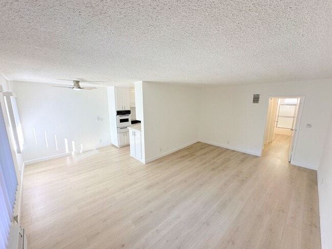 Building Photo - Highly updated 1bd/1ba in Canoga Park, Chatsworth adjacent! Parking included Unit #7