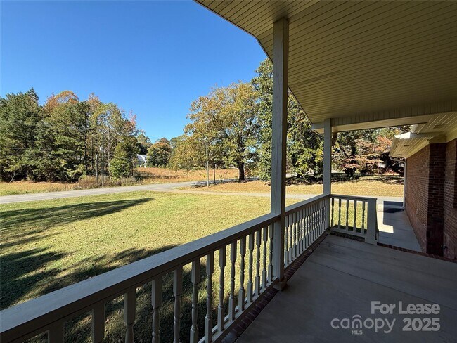 Photo - 925 Perth Rd