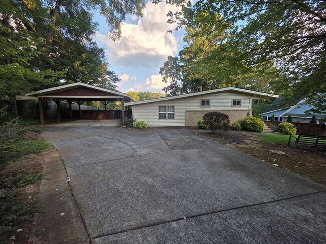 Building Photo - 3659 Ashwood Dr SE