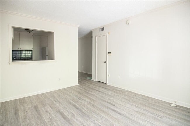 Building Photo - Newly Updated 1/1 Condo 1 Mile From Downto... Unit B