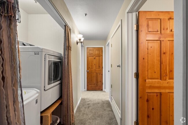 Building Photo - 1600 Pinebrook Blvd Unit A2 Rental