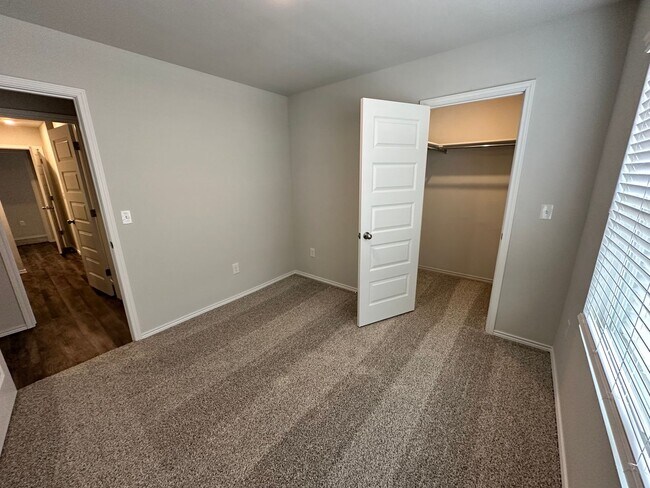 Photo - Move -in Special: Stunning 4-Bedroom, 2-Ba... Casa