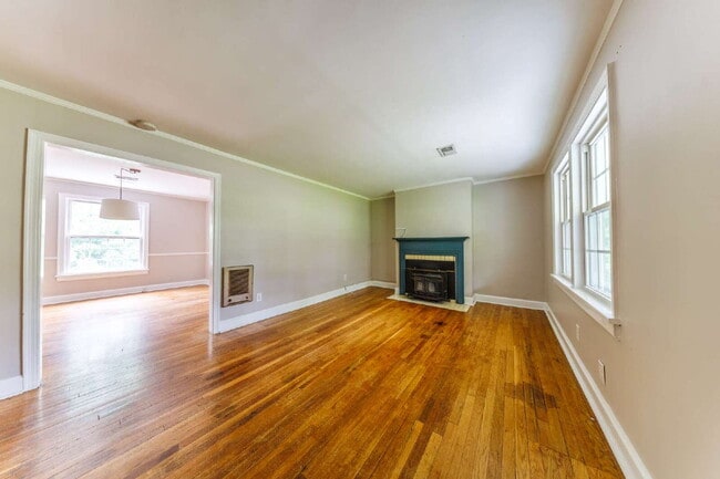 Photo - **APPLICATIONS PENDING**  SHORTER LEASE TE... Unit (Upstairs)