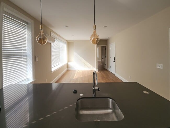 Building Photo - 224-228 W 9th 6696 Landlord Unit 201 Rental